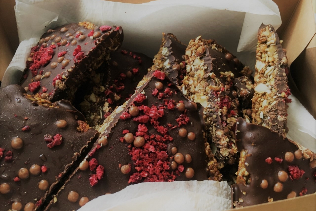 Puffed quinoa bars with chocolate